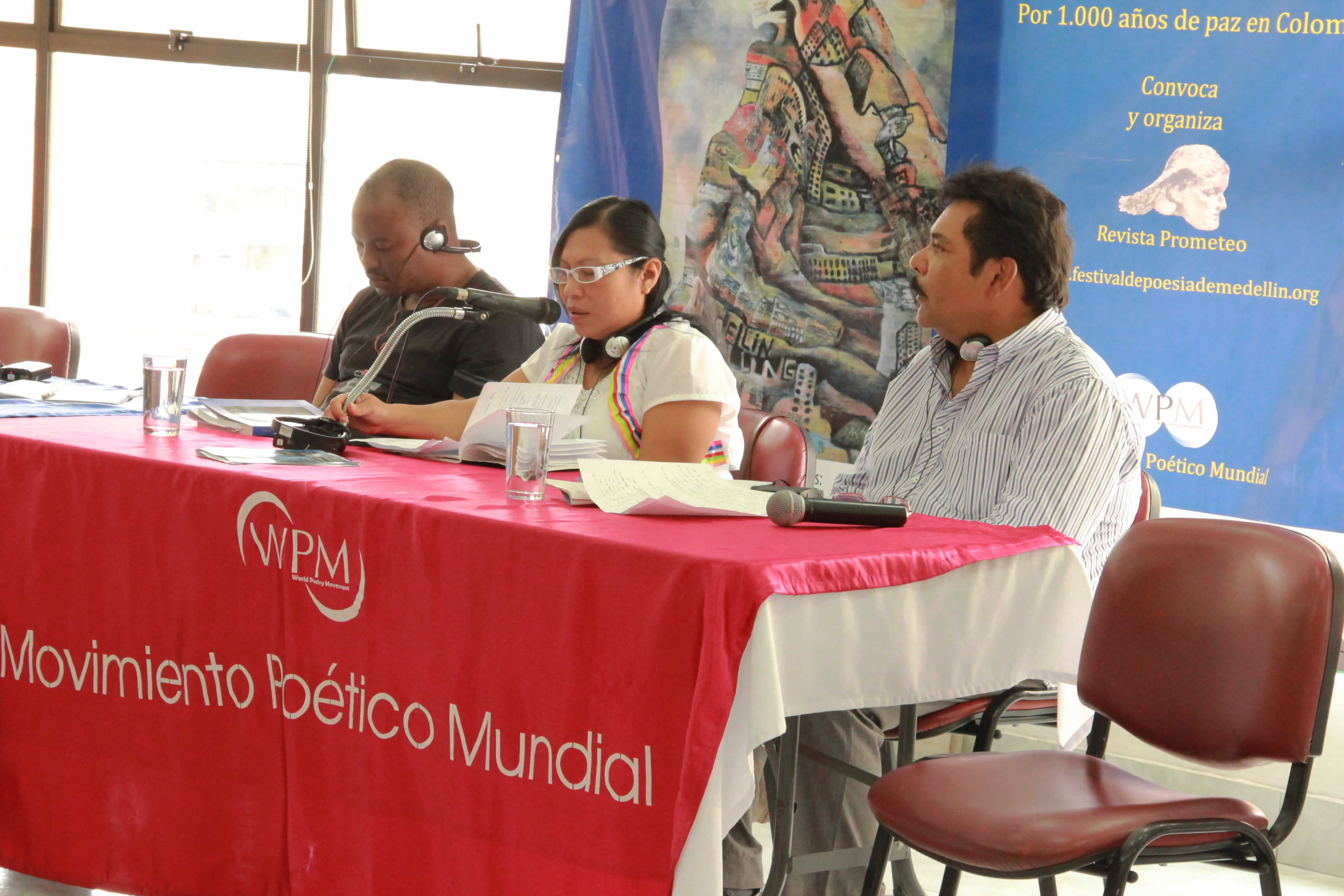 Zolani Mkiva (Sudáfrica), Morela Maneiro (Nación Kariña, Venezuela) y Jairo Guzmán (Relator del Encuentro)