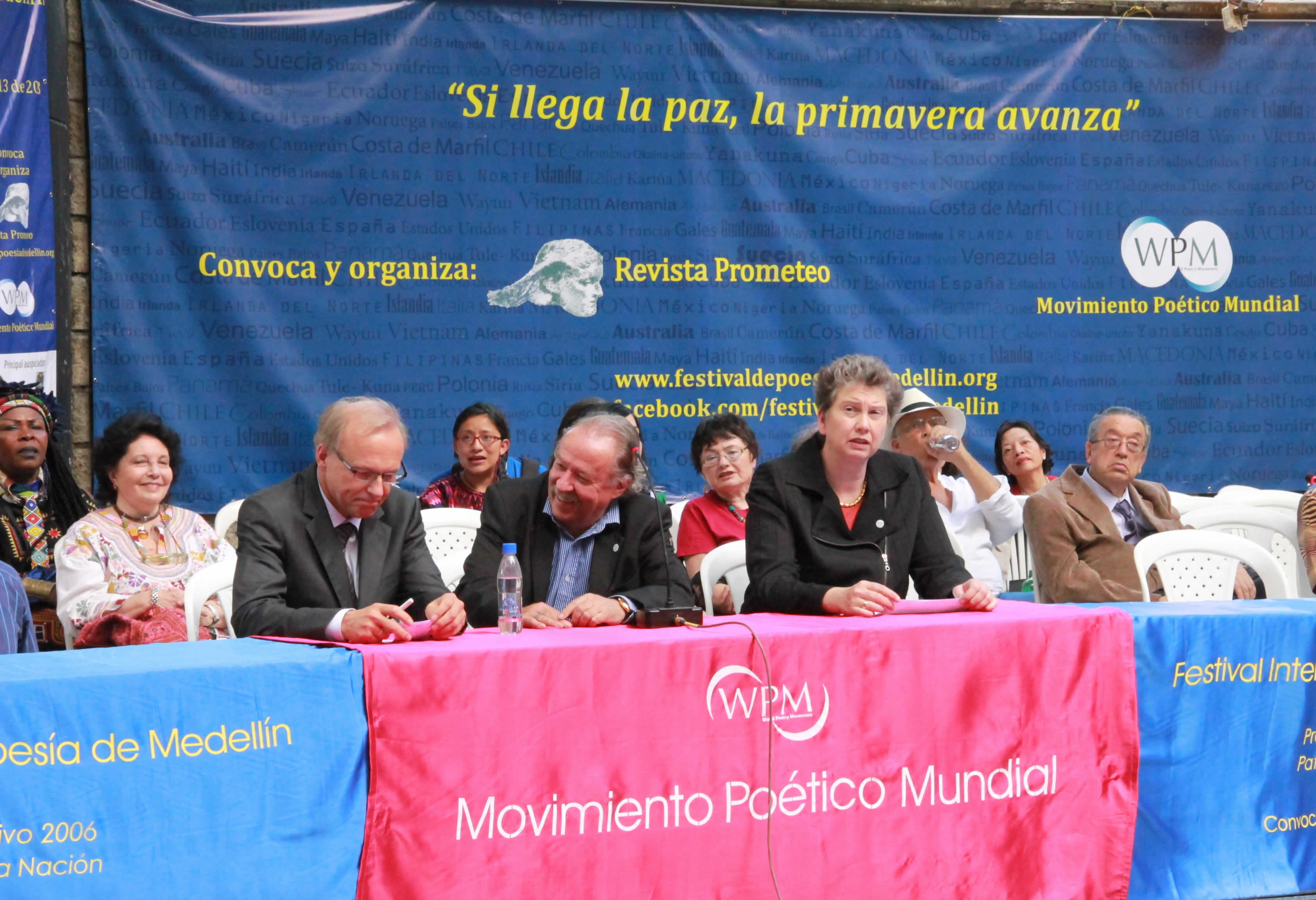 En la mesa principal, de izquierda a derecha: Lars Vaagen, Embajador de Noruega; Fernando Rendón, Director del Festival de Poesía de Medelliun; Julian Kronen, Representante de la Fundación Right Livelihood Award