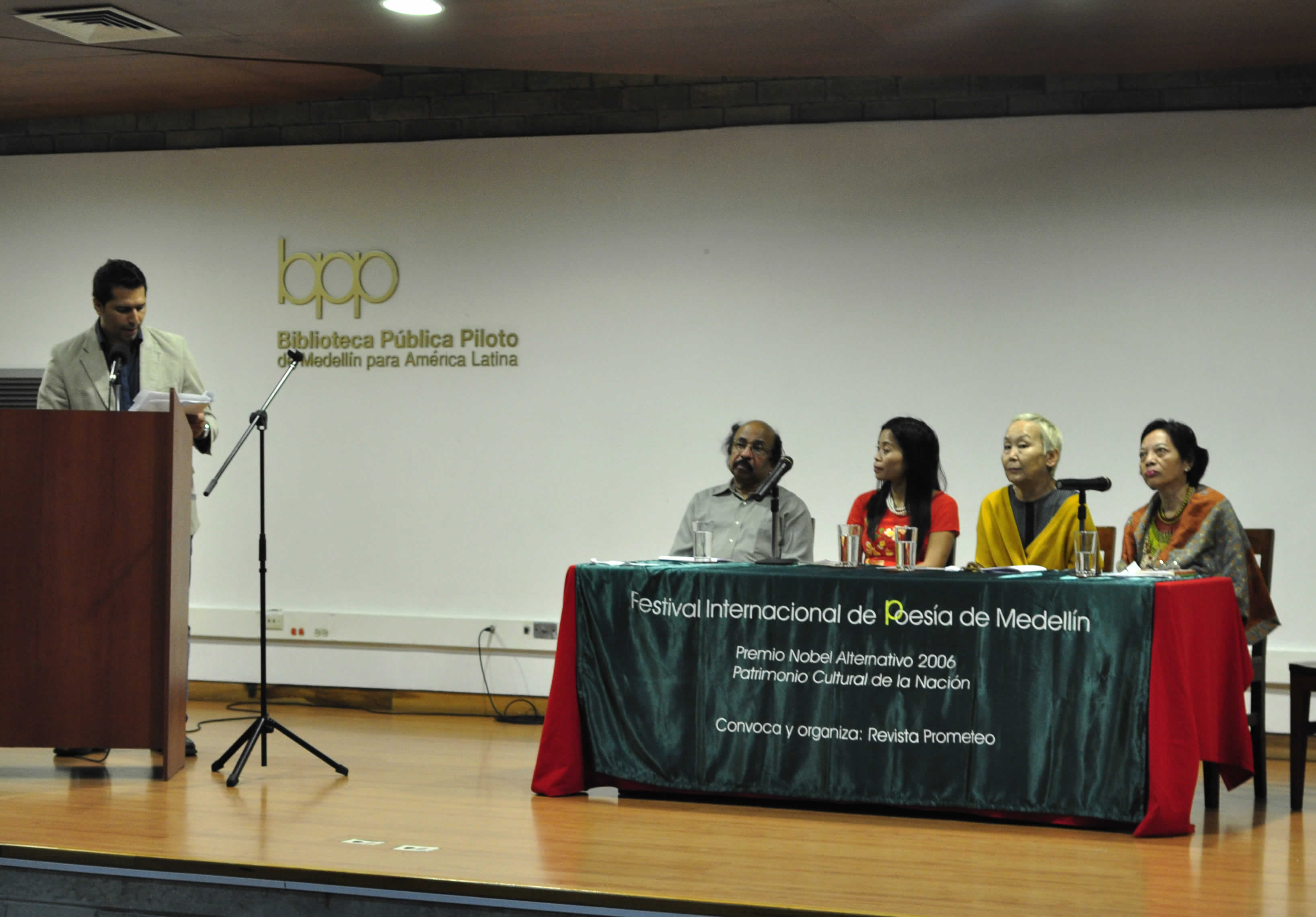 El el micrófono David Almario, presentador. En la mesa de lectura, de izquierda a derecha: K. Satchidanandan (India), Nguyen Phan Que Mai (Vietnam), Sainkho Namtchylak (Tuva), Marra PL. Lanot (Filipinas).